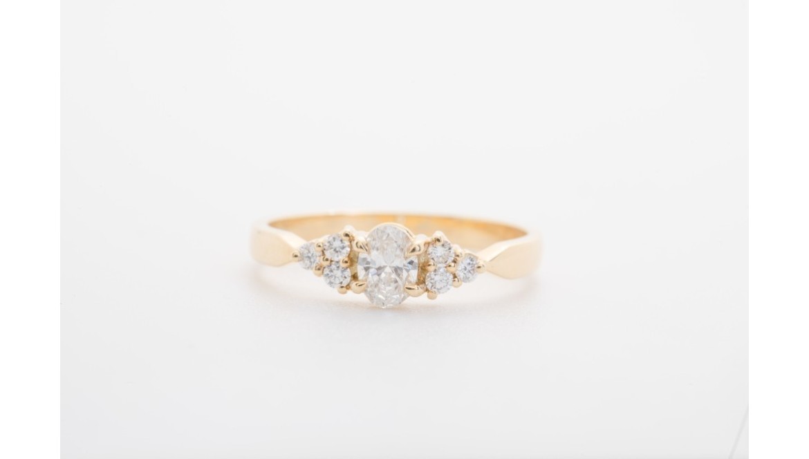 El encanto moderno de un anillo de compromiso corte oval